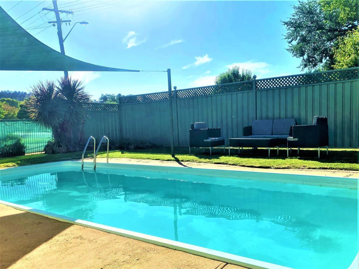 Bradman Motor Inn Кутамундра Экстерьер фото