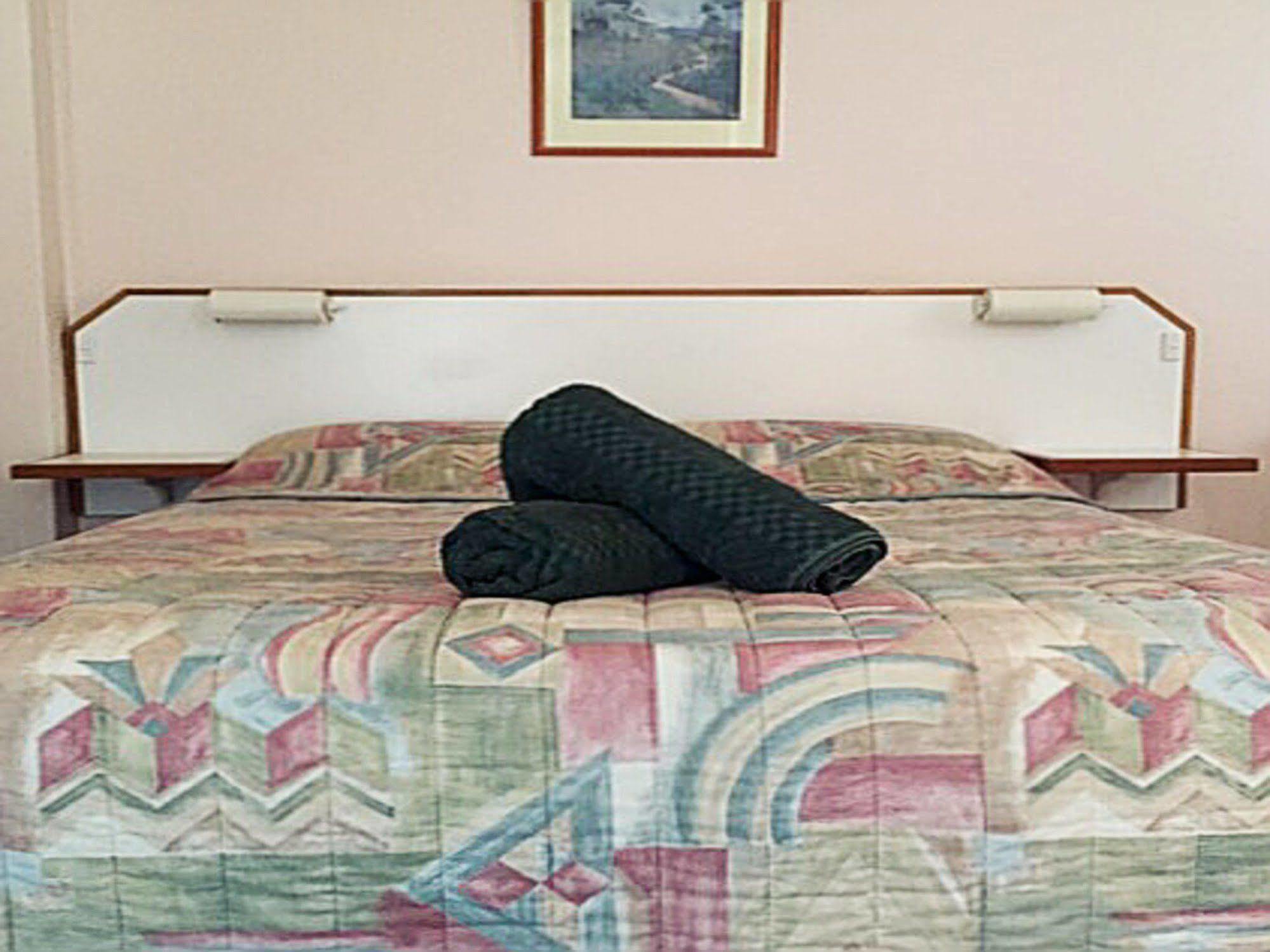 Bradman Motor Inn Кутамундра Экстерьер фото